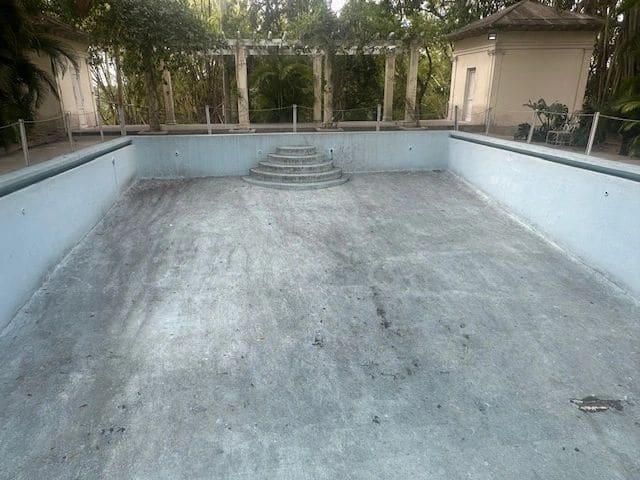 I hate to see an empty pool. It must have been something in it’s day.