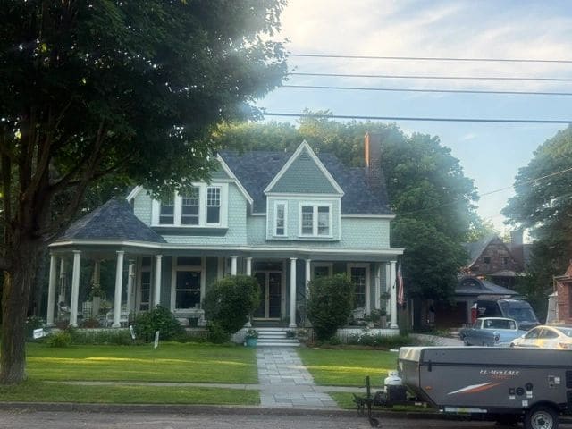 Neat homes in surrounding neighborhoods.