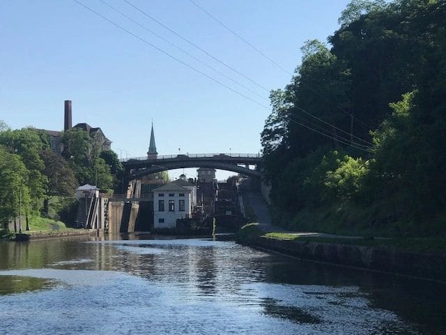 Entering the LAST of the Canal locks, E-34 and E-35. They are connected: E-34 chamber fills with water the from E-35 chamber, and vice versa - pretty cool!