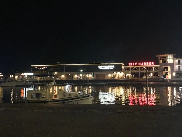 Arrived at Guntersville City 30 minutes after 4:40 PM sunset. Rob does great job docking in the dark. 5 stars. Many people out; variety of places to eat; friendly.